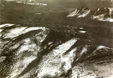 ETH-BIB-Faltengebirge mit Salzpfannen südlich von Isfahan aus 3000 m Höhe-Persienflug 1924-1925-LBS MH02-02-0175-AL-FL