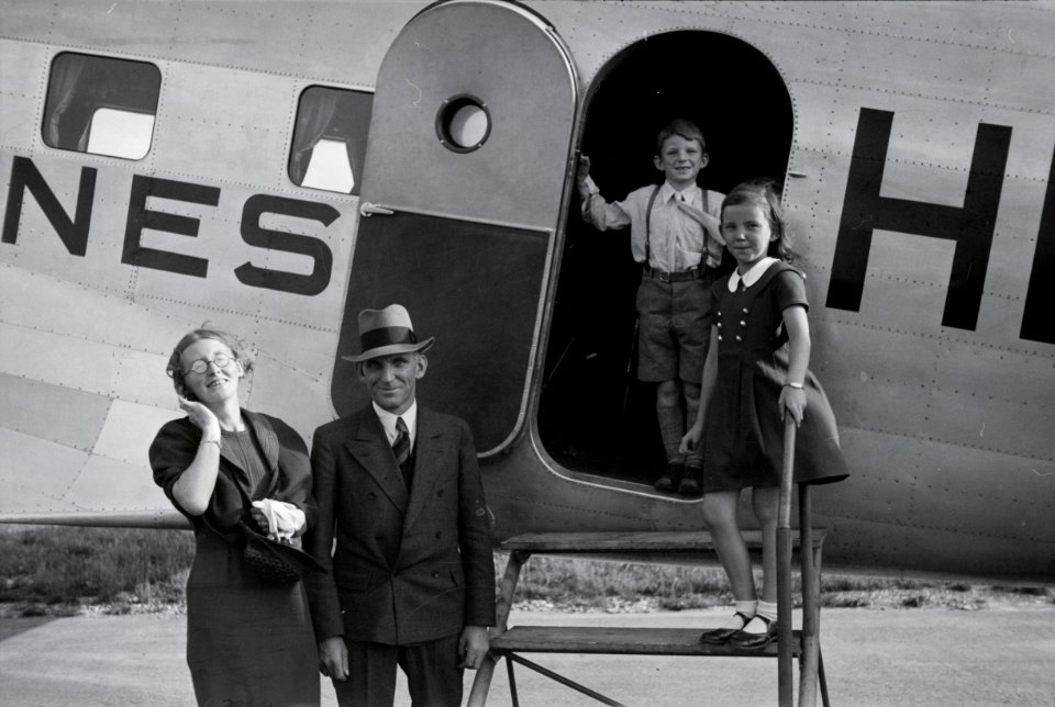 ETH-BIB-Familie vor Flugzeug-Inlandflüge-LBS MH05-96-01