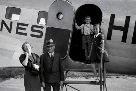 ETH-BIB-Familie vor Flugzeug-Inlandflüge-LBS MH05-96-01