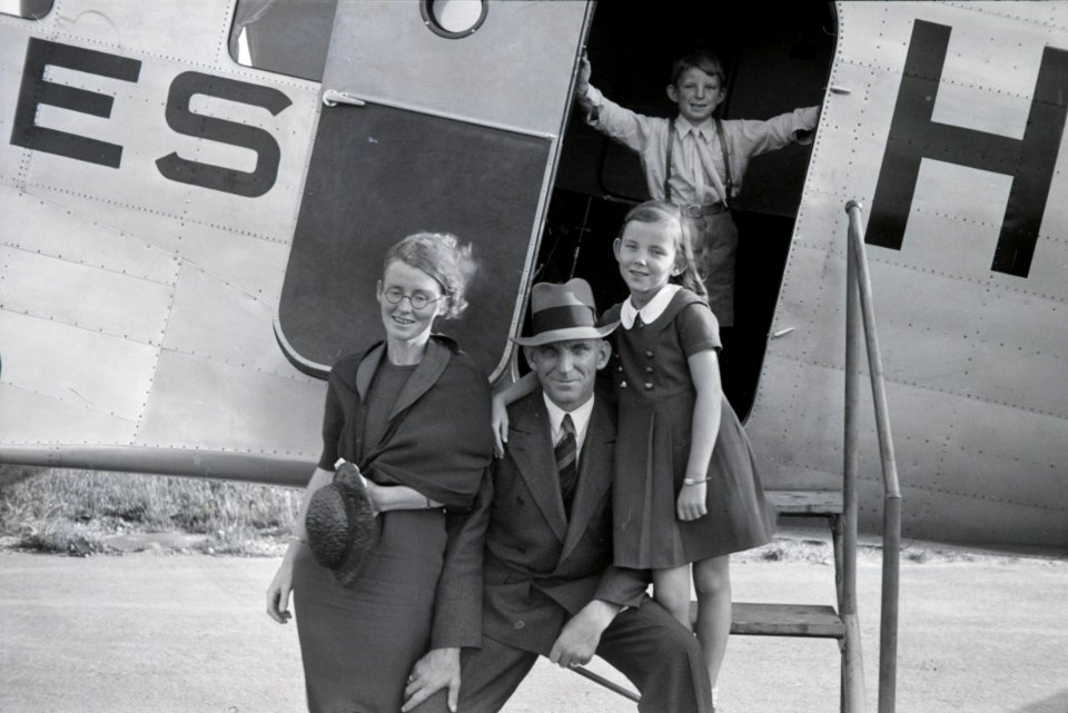 ETH-BIB-Familie vor Flugzeug-Inlandflüge-LBS MH05-96-02