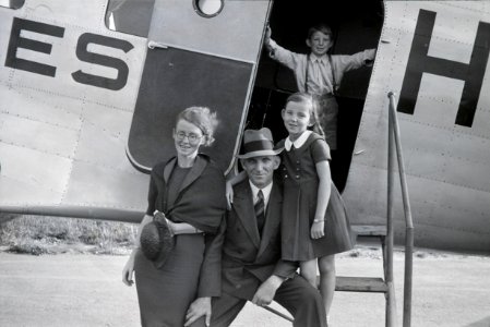 ETH-BIB-Familie vor Flugzeug-Inlandflüge-LBS MH05-96-02