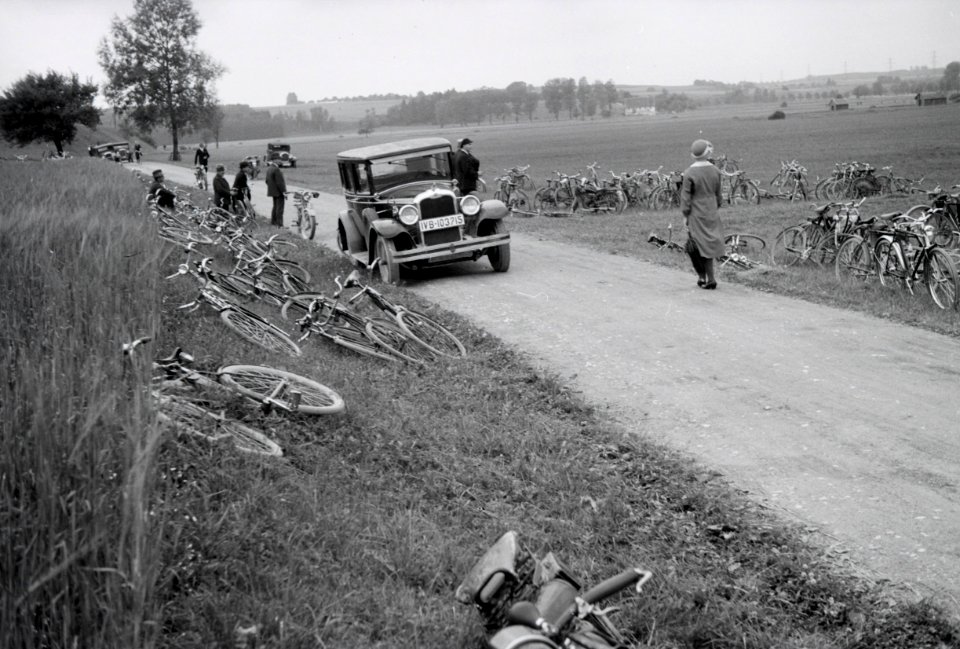 ETH-BIB-Fahrräder und Auto auf einer Landstrasse bei Pfullendorf-Weitere-LBS MH02-27-0018