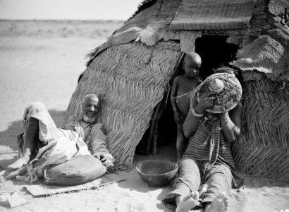 ETH-BIB-Familienleben am Niger, die Fau des Hauses bedeckt ihr Gesicht-Tschadseeflug 1930-31-LBS MH02-08-0536