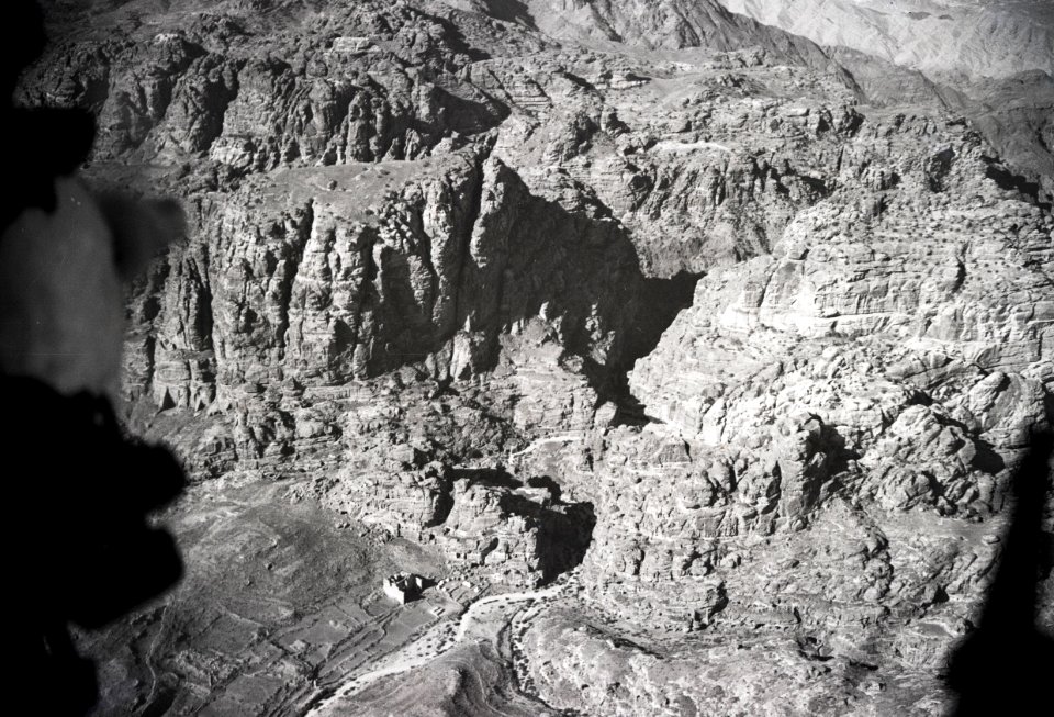 ETH-BIB-Felsengebirge von Petra, aus 2000 m Höhe-Abessinienflug 1934-LBS MH02-22-0051