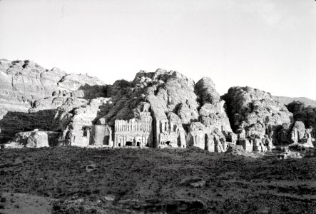 ETH-BIB-Felsengräber an der Königswand, Petra-Abessinienflug 1934-LBS MH02-22-0107