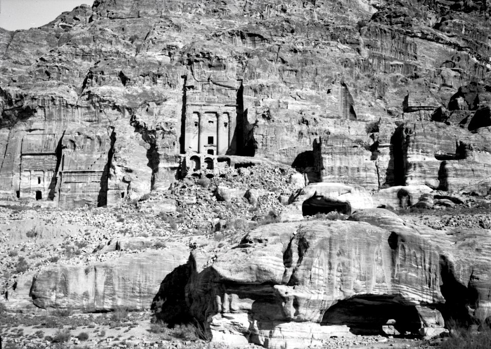 ETH-BIB-Felsengräber gegenüber dem Amphitheater, Petra-Abessinienflug 1934-LBS MH02-22-0113
