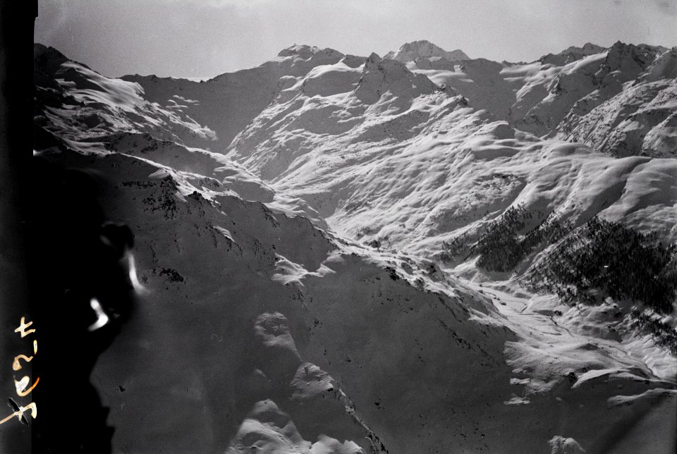 ETH-BIB-Fextal mit Piz Güz und Piz Fora, im Hintergrund Monte Disgrazia-Inlandflüge-LBS MH01-007654