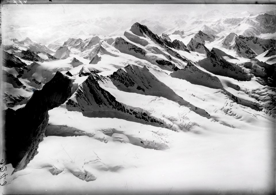 ETH-BIB-Fiescherhörner, Finsteraarhorn v. N. W. aus 5000 m-Inlandflüge-LBS MH01-002240