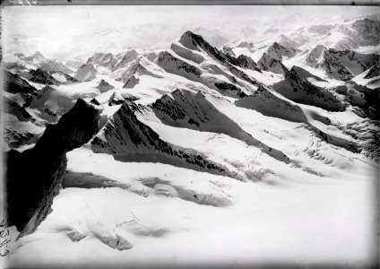 ETH-BIB-Fiescherhörner, Finsteraarhorn v. N. W. aus 5000 m-Inlandflüge-LBS MH01-002240