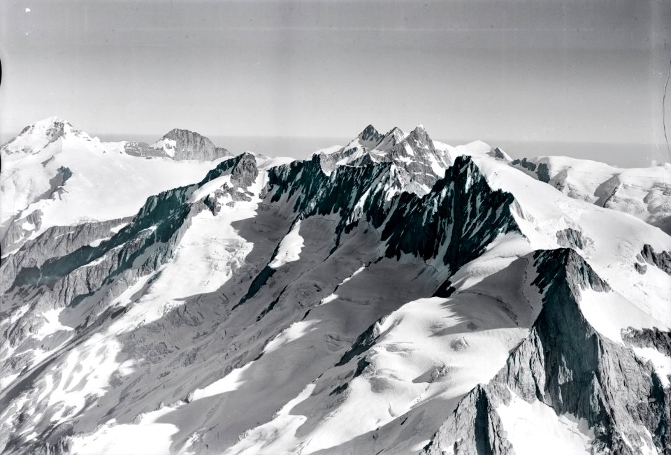 ETH-BIB-Fiescherhörner, Grünhorn, Mönch, Eiger v. S. aus 4000 m-Inlandflüge-LBS MH01-005811
