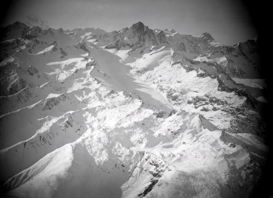 ETH-BIB-Finsteraarhorn mit zugeschneitem Oberaarsee im Vordergrund, von Osten gesehen-Tschadseeflug 1930-31-LBS MH02-08-0179