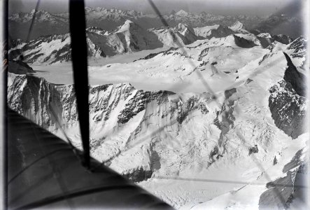ETH-BIB-Fieschergrat, Aletschhorn, Mönch, Walliseralpen v. N. O. aus 4500 m-Inlandflüge-LBS MH01-001034