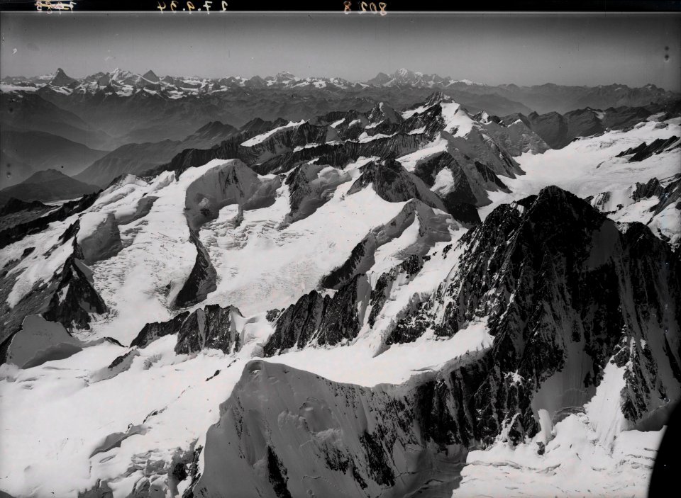 ETH-BIB-Finsteraarhorn, Finsteraarrothorn, Grünhorn, Walliseralpen v. N. O.-Inlandflüge-LBS MH01-008028