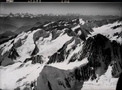 ETH-BIB-Finsteraarhorn, Finsteraarrothorn, Grünhorn, Walliseralpen v. N. O.-Inlandflüge-LBS MH01-008028