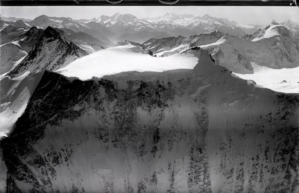ETH-BIB-Fiescherhörner, Grünhorn, Aletschhorn, Mischabelgruppe, Monte Leone-Inlandflüge-LBS MH01-005511