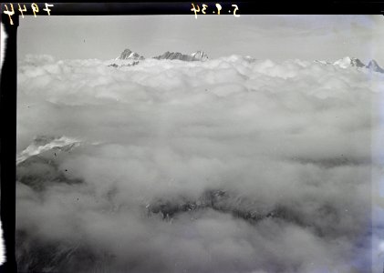ETH-BIB-Finsteraarhorn im Wolkenmeer-Inlandflüge-LBS MH01-007944