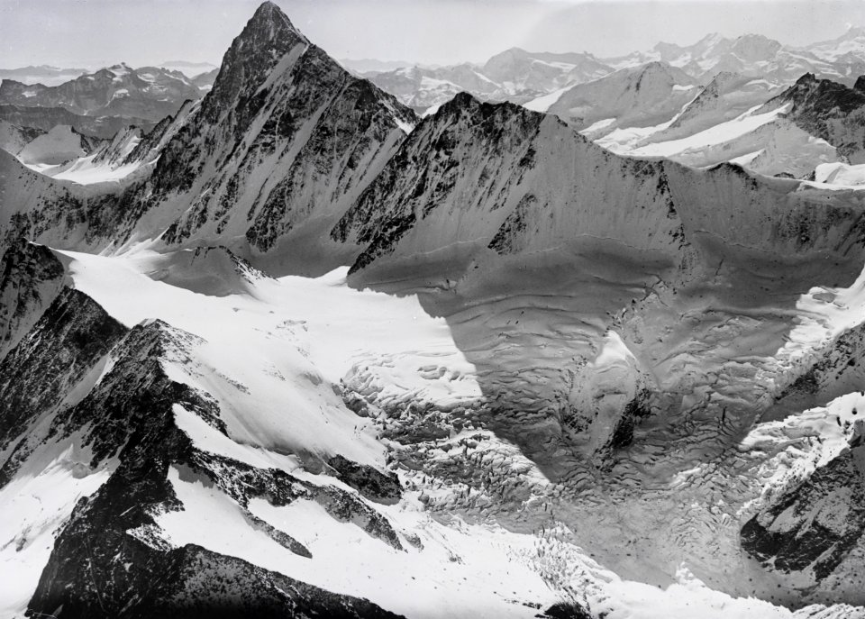 ETH-BIB-Finsteraarhorn, Agassizhorn, Monte Leone v. N. aus 4000 m-Inlandflüge-LBS MH01-005513