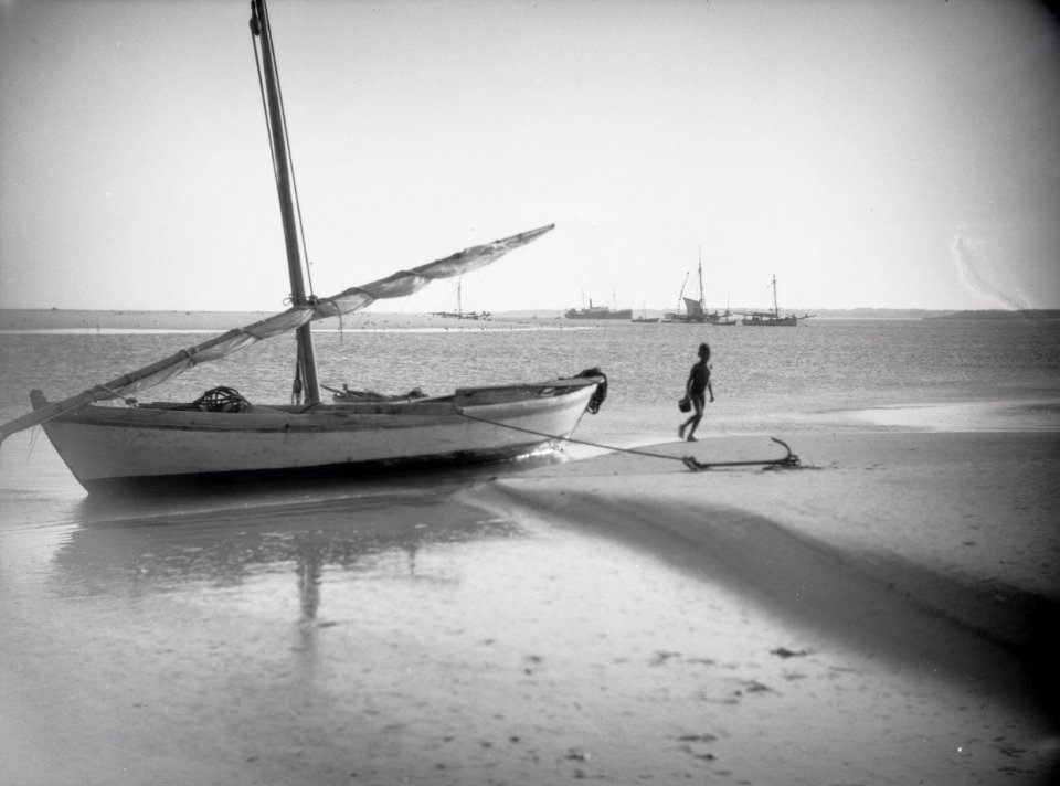 ETH-BIB-Fischerboot an einem Strand in Westafrika-Tschadseeflug 1930-31-LBS MH02-08-0997