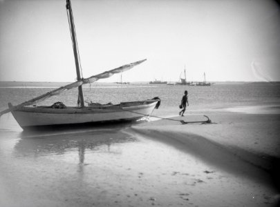 ETH-BIB-Fischerboot an einem Strand in Westafrika-Tschadseeflug 1930-31-LBS MH02-08-0997 photo