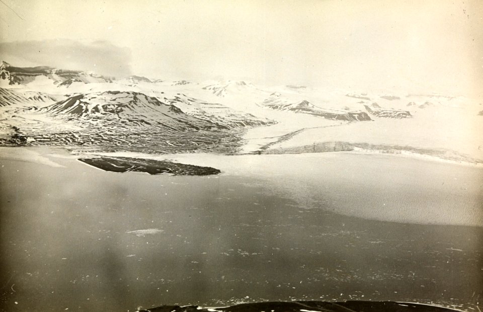 ETH-BIB-Fjord und Berge in Spitzbergen-Spitzbergenflug 1923-LBS MH02-01-0072