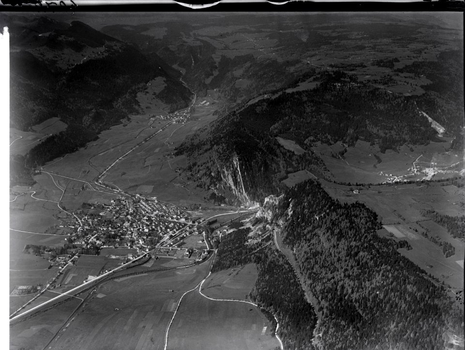 ETH-BIB-Fleurier, St. Sulpice, Buttes v. N. O. aus 1200 m-Inlandflüge-LBS MH01-006072