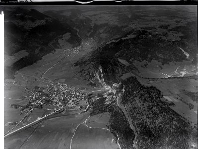 ETH-BIB-Fleurier, St. Sulpice, Buttes v. N. O. aus 1200 m-Inlandflüge-LBS MH01-006072 photo