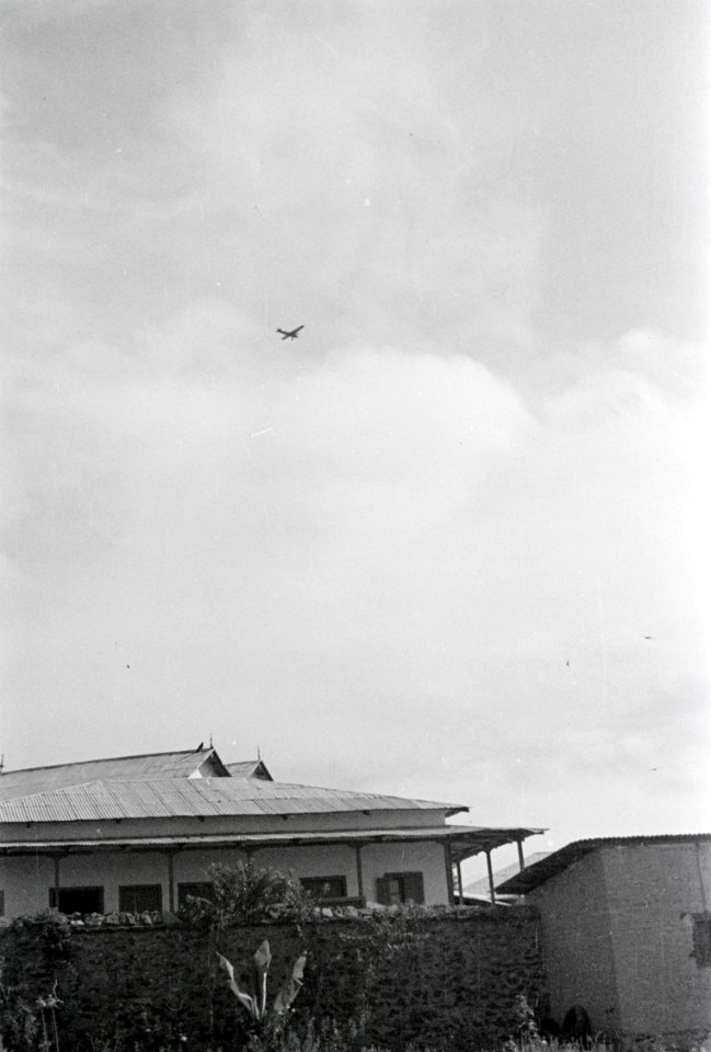 ETH-BIB-Flugzeug im Flug über einem Gebäude-Abessinienflug 1934-LBS MH02-22-1166