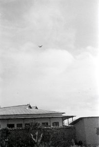 ETH-BIB-Flugzeug im Flug über einem Gebäude-Abessinienflug 1934-LBS MH02-22-1166