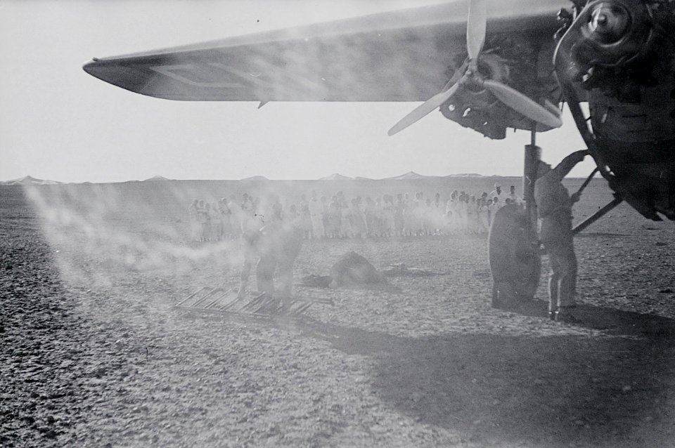 ETH-BIB-Flugzeug in Wüste -unscharf--Nordafrikaflug 1932-LBS MH02-13-0219