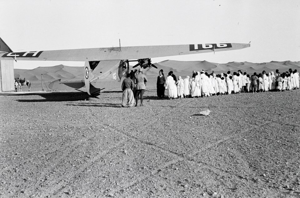 ETH-BIB-Flugzeug in der Wüste-Nordafrikaflug 1932-LBS MH02-13-0227