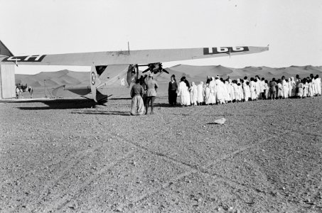 ETH-BIB-Flugzeug in der Wüste-Nordafrikaflug 1932-LBS MH02-13-0227