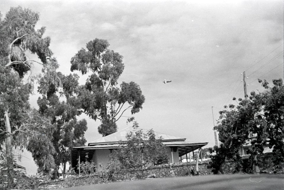 ETH-BIB-Flugzeug über einem Haus-Abessinienflug 1934-LBS MH02-22-1170