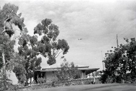 ETH-BIB-Flugzeug über einem Haus-Abessinienflug 1934-LBS MH02-22-1170