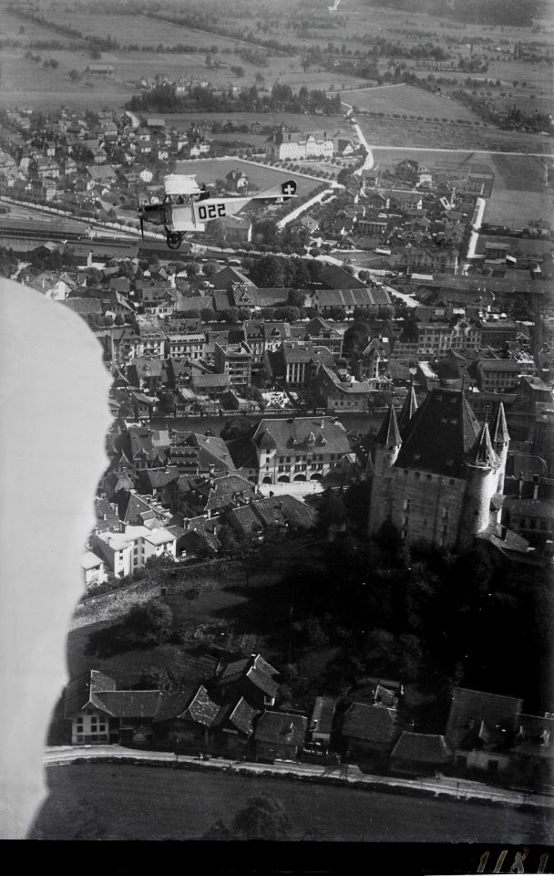 ETH-BIB-Flugzeug über Thun, Schloss aus 250 m-Inlandflüge-LBS MH01-001181