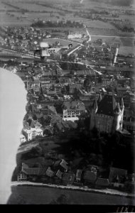 ETH-BIB-Flugzeug über Thun, Schloss aus 250 m-Inlandflüge-LBS MH01-001181