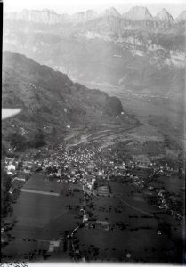 ETH-BIB-Flums Seeztal, Walenstadt, Churfirsten aus 500 m-Inlandflüge-LBS MH01-002295