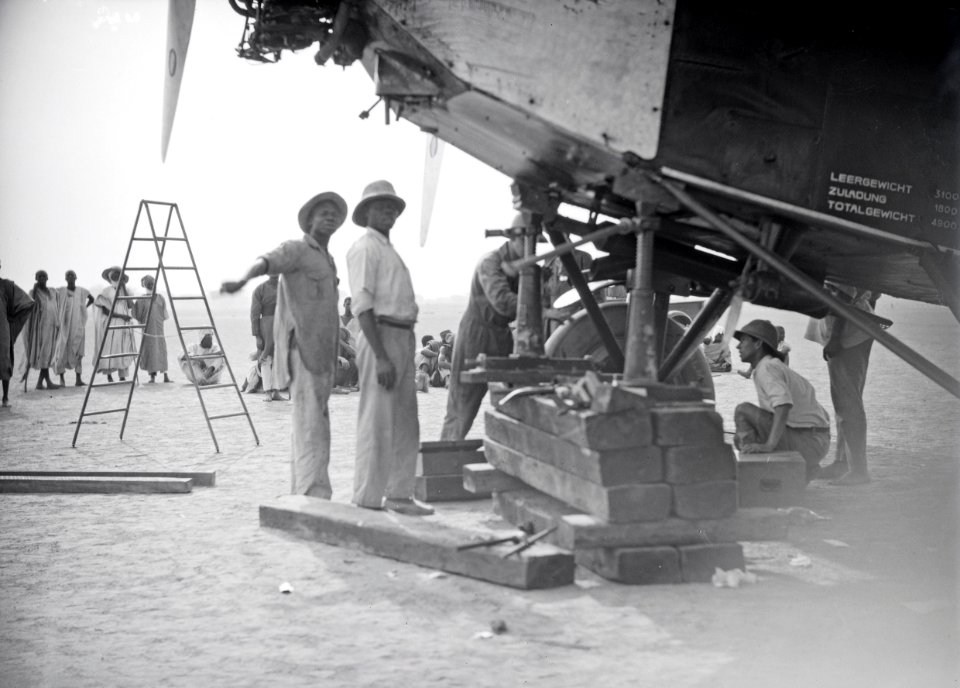ETH-BIB-Fokker aufgebockt, Männer am Reparieren-Tschadseeflug 1930-31-LBS MH02-08-0822