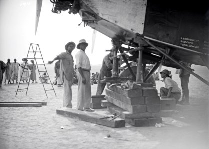ETH-BIB-Fokker aufgebockt, Männer am Reparieren-Tschadseeflug 1930-31-LBS MH02-08-0822