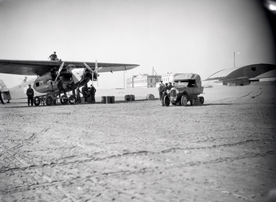 ETH-BIB-Fokker auf der Piste beim Kap Juby-Tschadseeflug 1930-31-LBS MH02-08-1073
