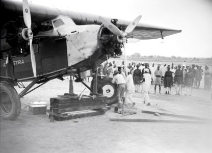 ETH-BIB-Fokker wird repariert-Tschadseeflug 1930-31-LBS MH02-08-0819