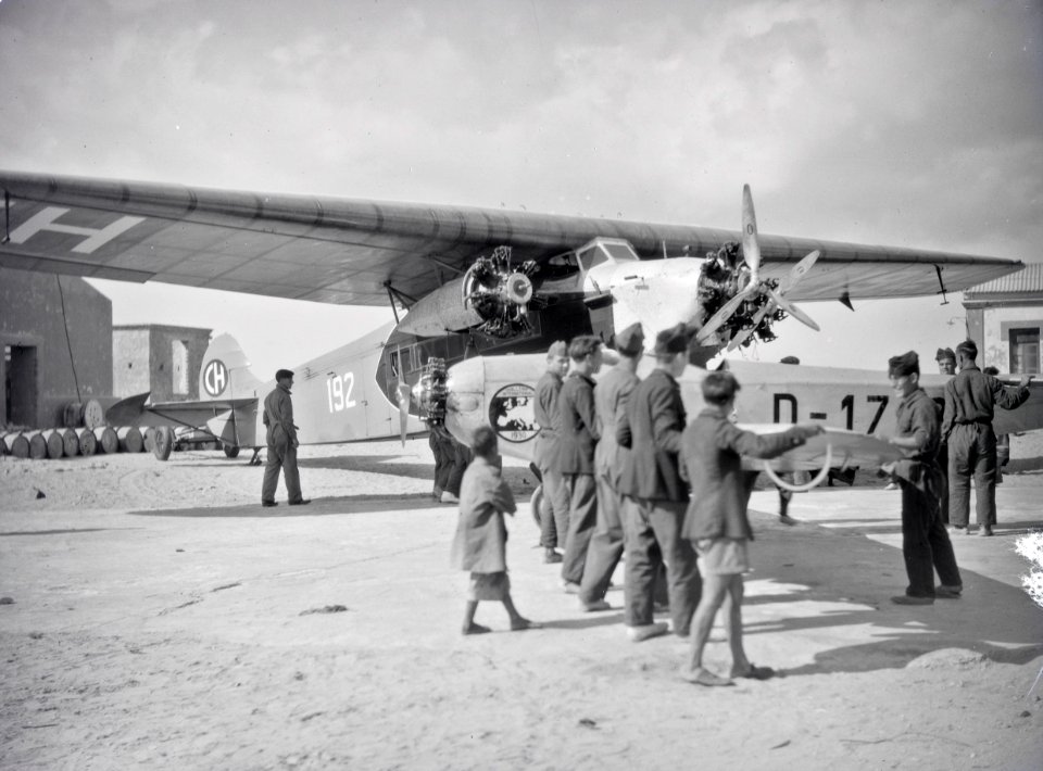 ETH-BIB-Fokker und Elly Beinhorns Flugzeug, eine Klemm Kl 26, in Kap Juby-Tschadseeflug 1930-31-LBS MH02-08-1074