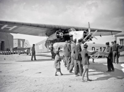 ETH-BIB-Fokker und Elly Beinhorns Flugzeug, eine Klemm Kl 26, in Kap Juby-Tschadseeflug 1930-31-LBS MH02-08-1074