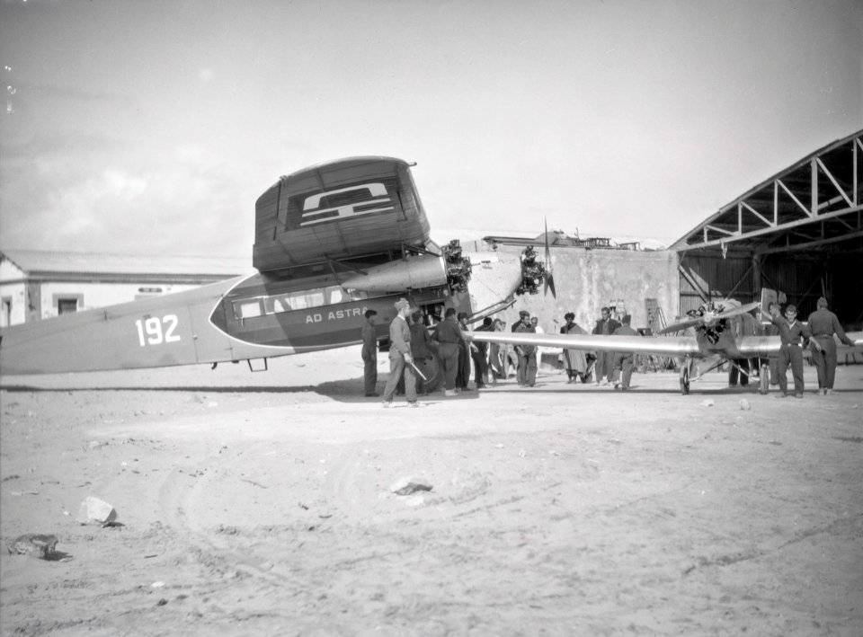 ETH-BIB-Fokker vor Hangar am Kap Juby-Tschadseeflug 1930-31-LBS MH02-08-1070