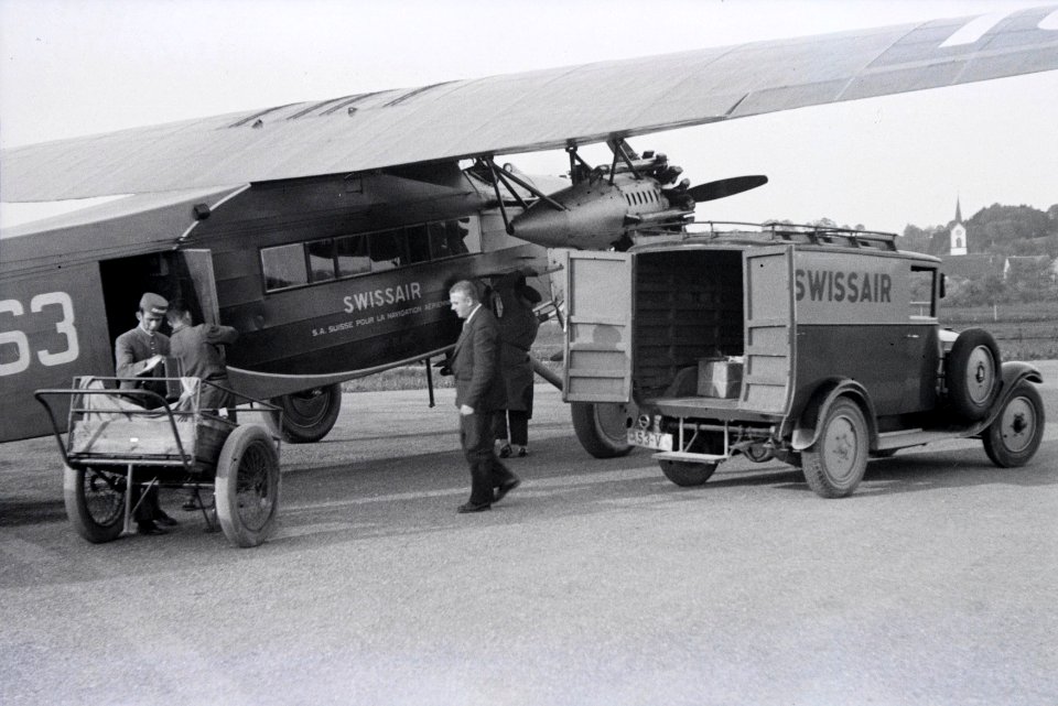 ETH-BIB-Frachtverlad in die Fokker F.VII b-3m, CH-163 (HB-LBR) in Dübendorf-Inlandflüge-LBS MH05-30-03