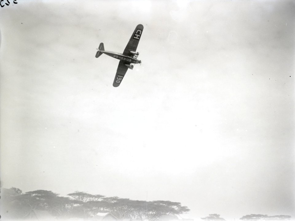 ETH-BIB-Fokker in der Luft über Camp-Kilimanjaroflug 1929-30-LBS MH02-07-0325