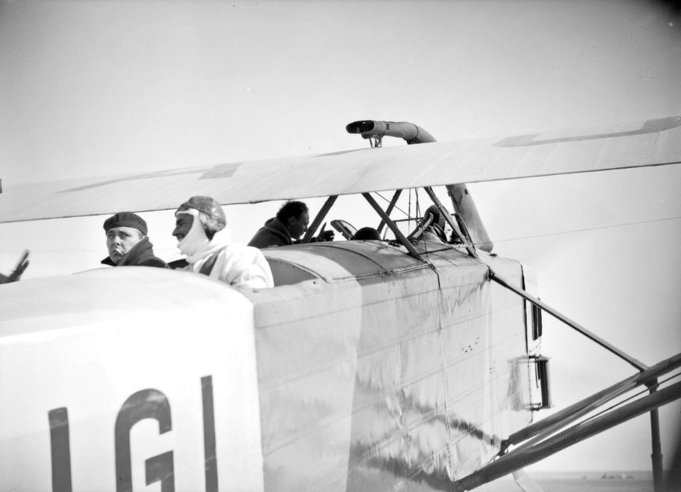ETH-BIB-Französische Flieger in ihrem Flugzeug am Kap Juby-Tschadseeflug 1930-31-LBS MH02-08-1079
