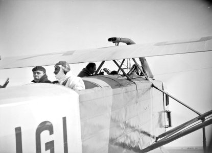 ETH-BIB-Französische Flieger in ihrem Flugzeug am Kap Juby-Tschadseeflug 1930-31-LBS MH02-08-1079