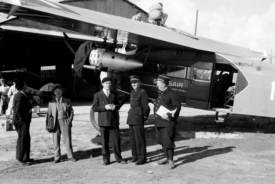 ETH-BIB-Fokker vor einem Hangar zwischen Alpen und Tunis-Nordafrikaflug 1932-LBS MH02-13-0032