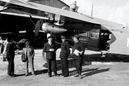 ETH-BIB-Fokker vor einem Hangar zwischen Alpen und Tunis-Nordafrikaflug 1932-LBS MH02-13-0032