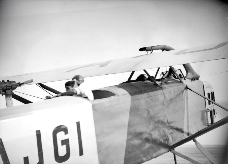 ETH-BIB-Französische Flieger in Flugzeug am Kap Juby-Tschadseeflug 1930-31-LBS MH02-08-1083